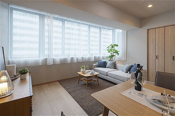 白を基調としたクロスに、木目調の建具が映える上品な内装デザインです。シンプルな内装のため、様々な家具と調和し、お好みのお部屋作りが楽しめます。