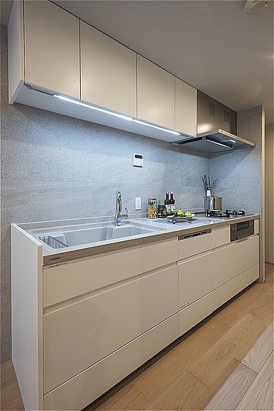 2026年1月に交換済みのキッチン。食器洗浄乾燥機や浄水器など、家事負担の軽減につながる設備付き。上下に収納スペースを設けており、調理器具や食器をすっきり収納していただけます。