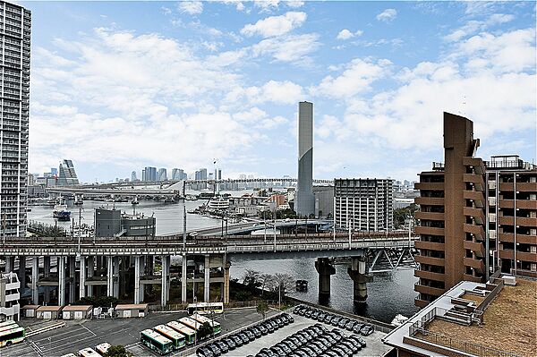 目の前の視界を遮る大きな建物が隣接していないため、ゆったりとした眺望を楽しむことができます。レインボーブリッジを望めます(天候による)。※眺望は将来に渡って保証するものではありません。