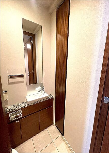 トイレは手洗い器付きのため、使用後の手洗いはもちろん、掃除の際もその場ですぐに水を使うことができ便利です。身だしなみの確認ができる鏡も備わっており、来客時にも重宝しそうです。