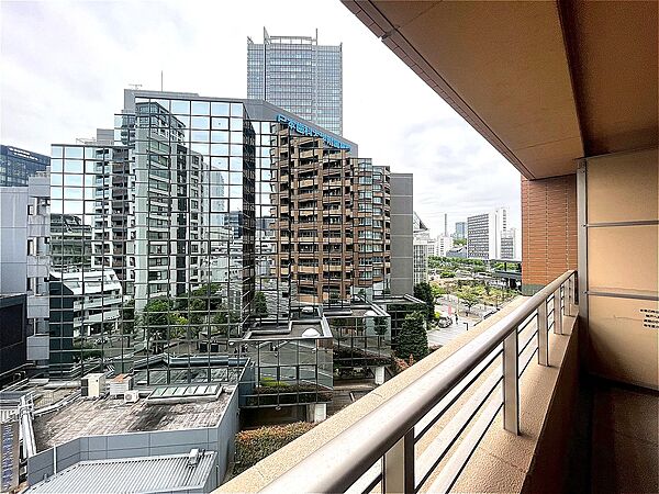 地上6階部分、南向きバルコニーからの眺望です。仕事や家事の合間に、景色を眺めながらほっと一息リフレッシュできそうです。※眺望は将来にわたって保証するものではありません。