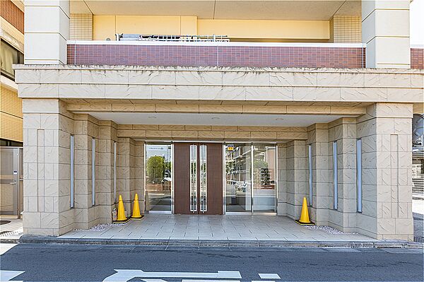 重厚感のあるエントランス。落ち着いた素材と色調が上質な雰囲気をもたらしています。