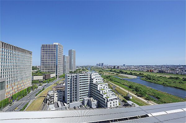 バルコニーから多摩川を一望することができます。在宅ワークや家事の合間などにバルコニーに出て、気軽にリフレッシュできそうです。※眺望は将来に渡って保証するものではありません。