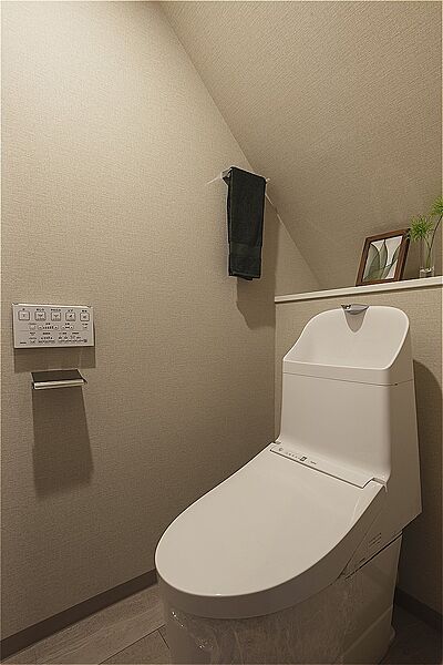 温水洗浄便座付きのトイレです。トイレは各階に設置しており、朝の支度や来客時など忙しい時間帯でもスムーズに利用できます。