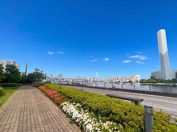 東京モノレール「天王洲アイル」駅まで徒歩13分。複数沿線・駅が利用可能です。買い物施設や教育施設が徒歩圏内に揃う、便利な住環境です。