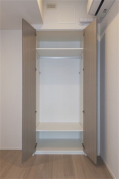 約5.1帖の洋室のクローゼット。衣類や鞄などをすっきり納め、室内を有効に使うことができます。扉は折れ戸なので、端にかけたお洋服が取り出しやすい仕様です。