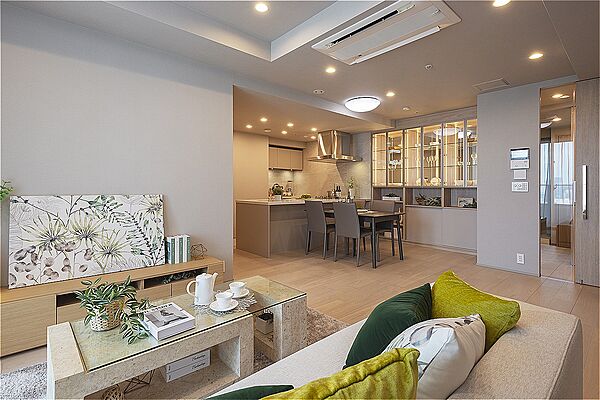家族と会話をしながら調理ができる、対面式のキッチンを採用しています。お気に入りの食器類を美しくディスプレイできる収納スペースが備わっています。