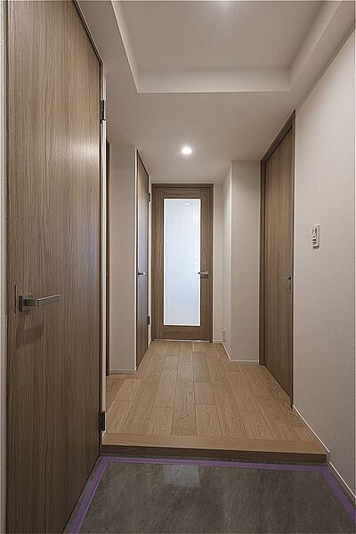 木の温もりが感じられる玄関。収納力のあるSICを備えています。ご家族皆様の履物を整理でき、玄関をすっきり片付けられます。