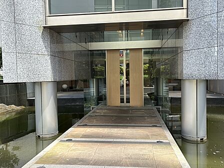 オートロックで管理されたエントランス。防犯カメラを採用し、セキュリティ面に配慮しています。不在時に荷物を受け取ることができる、宅配ボックスも設置しています。