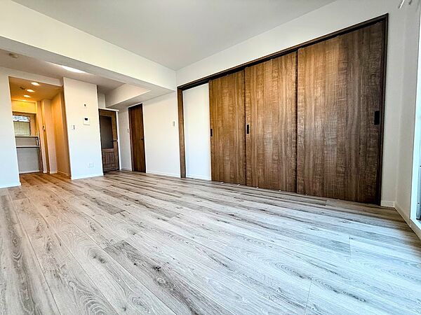 2026年8月に内装リフォームをし、フローリングとクロスなどが新しくなっています。白を基調としたクロスに木目調の扉が印象的な、温かい空間です。
