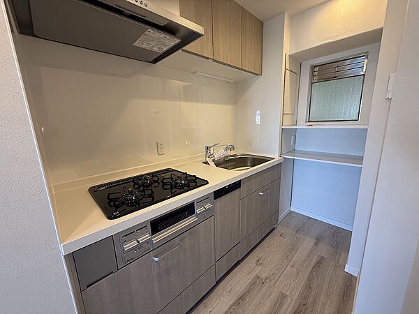 お料理に集中しやすい壁付タイプのキッチンが採用されています。収納もたくさんあり、調理器具や食器もすっきり片付けることができます。