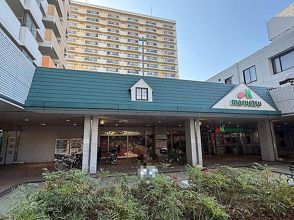 マンションの1階部分にマルエツオレンジコート店があり、日々のお買い物に便利です。チラシを事前にHPで確認することができます。