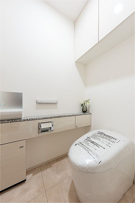 洗練されたデザインと、日々のお手入れのしやすさを兼ね備えた高機能トイレを採用。独立した手洗いカウンター付きで、使用後の手洗いはもちろん、来客時や掃除の際にも便利です。