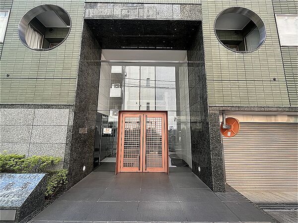 地上4階部分、「1K」の住まい。現況賃貸中のオーナーチェンジ物件です。現行月額賃料は136000円、表面利回りは約3.90%。詳細はお気軽にお問い合わせください。