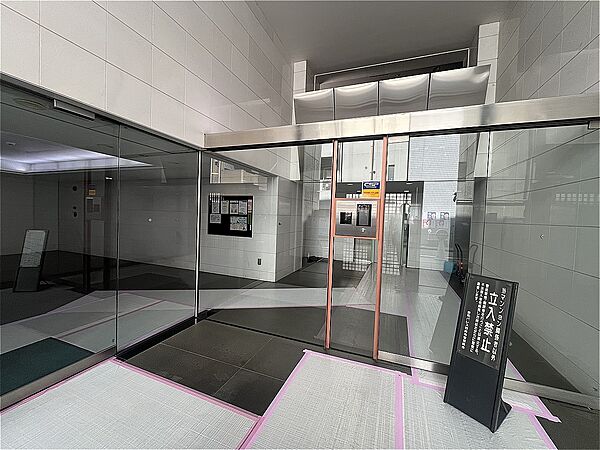 マンションのエントランスはオートロックで管理されています。室内からTVモニター付きインターホンで来訪者を確認できるため、顔や声を確かめてから安心して対応できます。