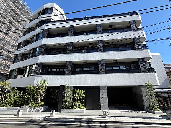マンションの向かいに東急ストア不動前店があります(約10m)。周囲に買い物施設が点在し、お買い物にも便利な住環境です。
