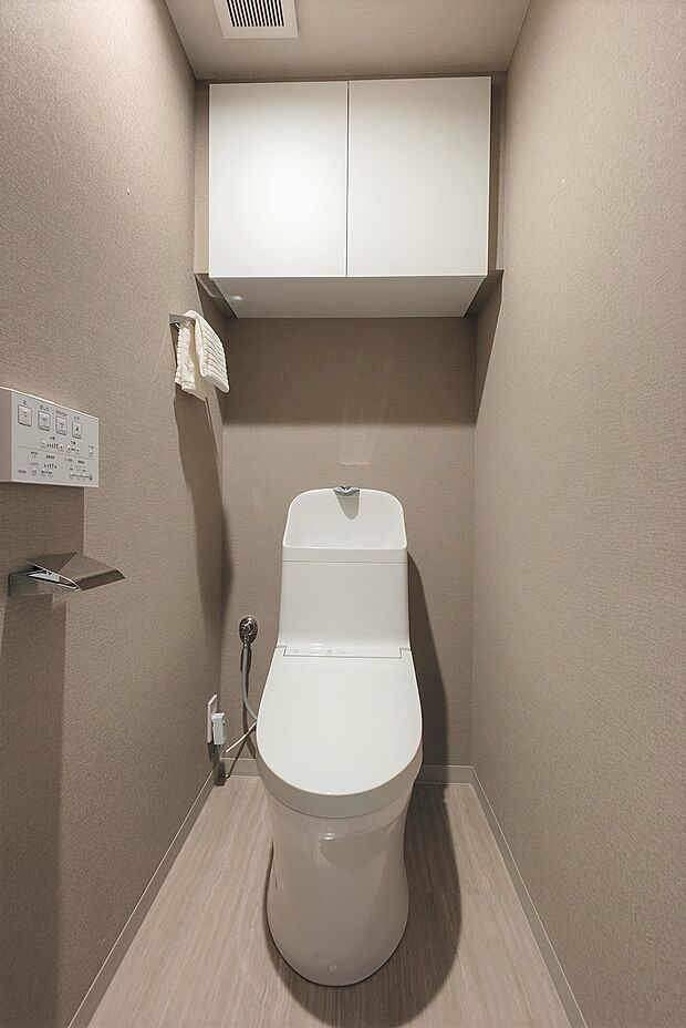清潔感のある温水洗浄便座付きのトイレももちろん完備。上部吊戸棚があり、トイレ用品もスッキリ片付きます。