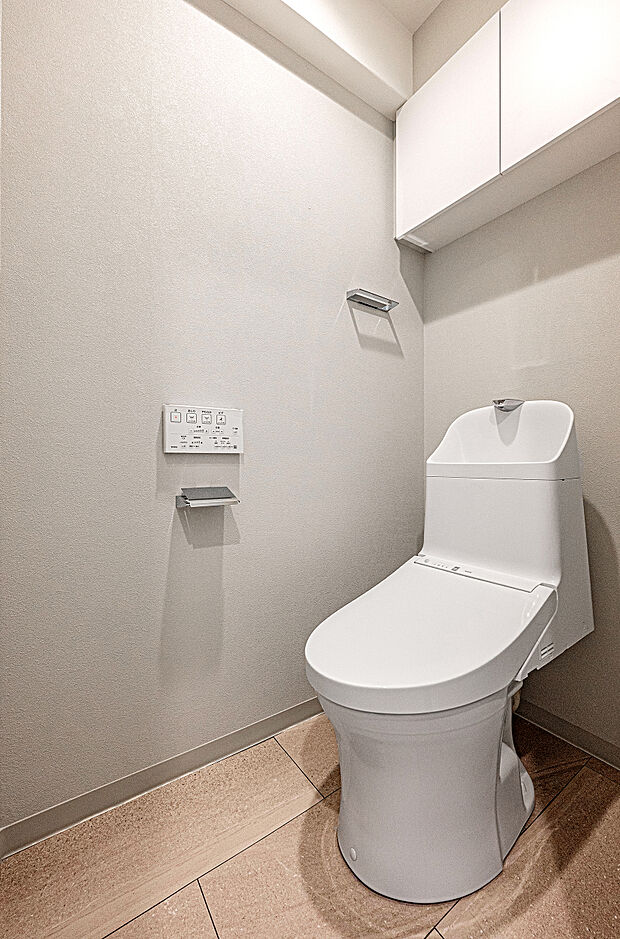 シックな雰囲気で落ち着きを感じるトイレです。現代の必需品、温水洗浄便座も備え付け。
