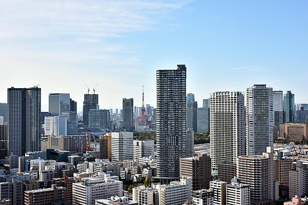 【住戸からの眺望写真】住戸から東京タワーとスカイツリーが望めます(天候による)。夜景などを眺めながら、贅沢な時間が過ごせそうです。