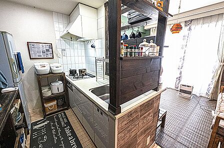 【キッチン】キッチンには3口ガスコンロが備え付けられているため、複数品を同時に調理可能。効率的な調理で、時短に繋がります。グリルも搭載され、料理のレパートリーが増えそうです。