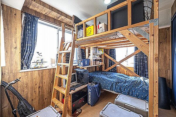 【洋室/約6.4帖】広さにゆとりがあり、主寝室としておすすめのお部屋です。窓は腰高窓のため、壁面が多く、ベッドや机などの家具が配置しやすいです。
