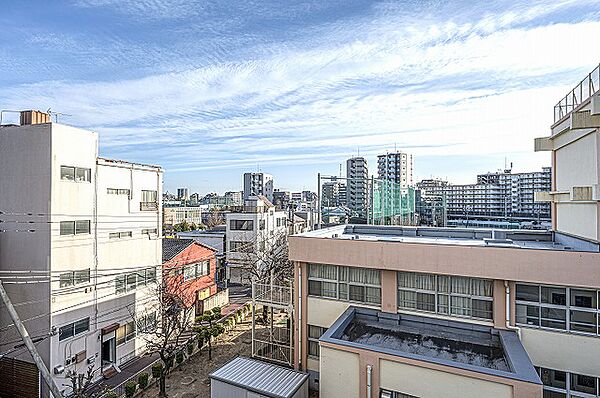 【住戸からの眺望】現況、目の前に視界を遮る高い建物はありません。天気の良い日には、青空が広がる開放的な景色を望めます。