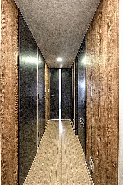 【廊下】玄関ドアを開けても外から居住空間が見えにくい、クランクイン玄関が採用されています。玄関から洗面室へアクセスしやすく、帰宅後の手洗い動線がスムーズです。