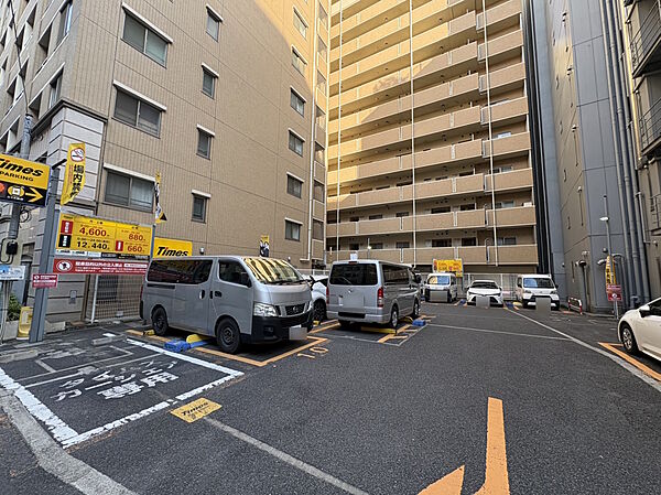 【駐車場】現況、マンションの隣にコインパーキングがございますので、お車での来訪にも対応しやすいです。