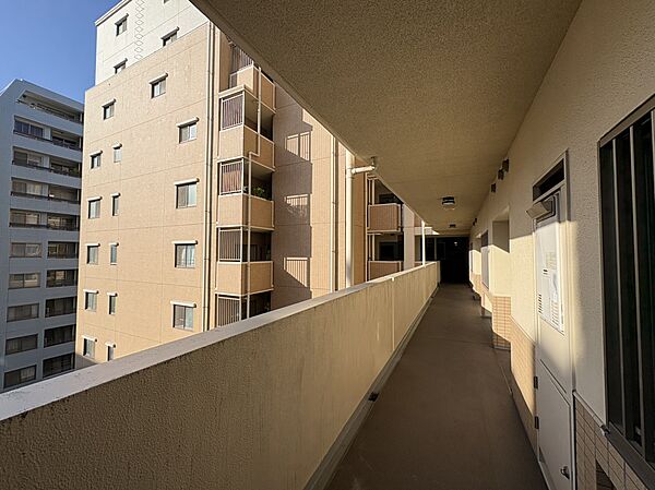 【共用廊下】陽光が差し込む、明るく風通しのよい外廊下仕様。建物内に専用トランクルームが設けられているため、荷物がすっきり片付きます。