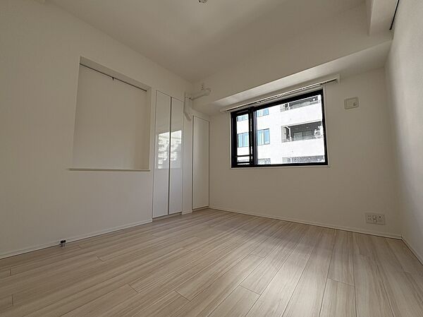 【洋室/約6.1帖】廊下から出入り可能なお部屋です。2箇所の収納スペースがあります。ニッチカウンターが設けられており、お好みの絵画やポスターを飾るなどして、インテリアをお楽しみいただけます。