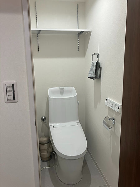 【トイレ】快適にご使用いただける、温水洗浄便座付きのトイレです。手洗い器一体型なので、使用後すぐに手を洗うことができ衛生的です。