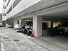 駐車場：【駐車場・バイク置場】敷地内駐車場・バイク置場の様子です。ご利用には別途費用が掛かります。空き状況など、詳細はお気軽にお問い合わせください。