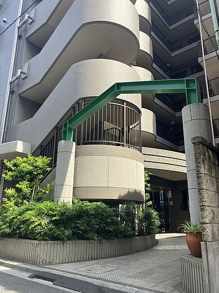 【外観写真】コンビニまで徒歩4分、スーパーまで徒歩6分など、毎日のお買い物に便利です。周辺環境と併せて、ぜひ現地をご見学ください。