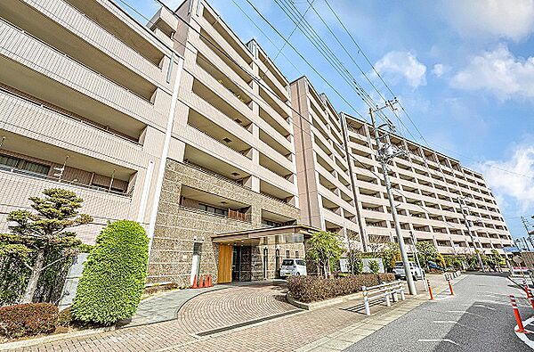 24時間セキュリティサービス、防犯カメラ、TVモニター付オートロック付です。