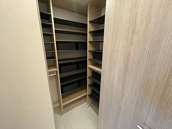 【SIC】ご家族皆さまの靴はもちろん、ゴルフバッグなどの大型のスポーツ用品やベビーカーなど、大小さまざまな物を収納できます。玄関をいつもすっきりとした状態に保てます。