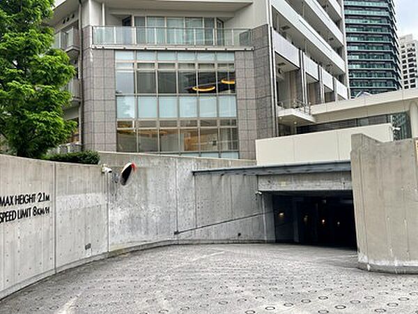 【駐車場アプローチ】住友不動産建物サービス(株)による日勤管理が行われており、共用部は清潔に保たれています。