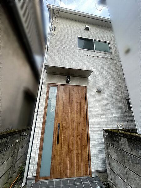 【現地外観写真】周囲にスーパーやコンビニなどの買い物施設や公園、教育施設が点在しています。利便性と落ち着きを兼ね備えた住環境です。