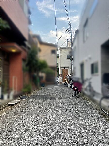 【前面道路を含む現地写真】前面道路の幅員は約4m。徒歩や自転車での移動がしやすい平坦地に位置します。周辺環境とあわせて、現地をご見学ください。