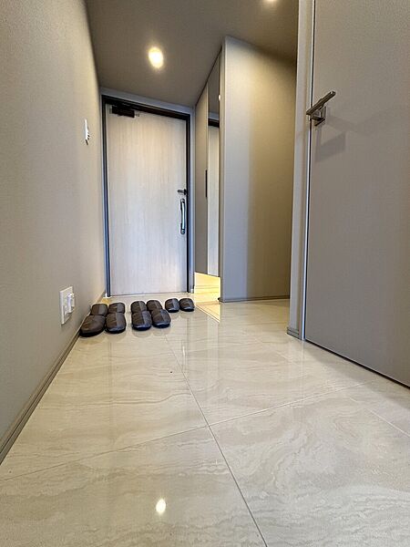 【玄関】内装に馴染むデザインのシューズボックスを設置しています。姿見付きのため、お出かけ前に身だしなみを確認できて便利です。