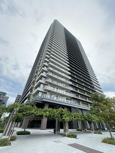 【現地外観写真】2016年2月築、総戸数700戸。RC造地下1階付き37階建てのマンションです。お部屋は26階に位置しています。