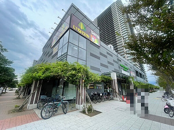 【いなげや金町店】徒歩1分(約70m)。東京都、神奈川県、埼玉県、千葉県に展開されているスーパー。営業時間は9:30～21:30。HPでチラシを確認することができます。