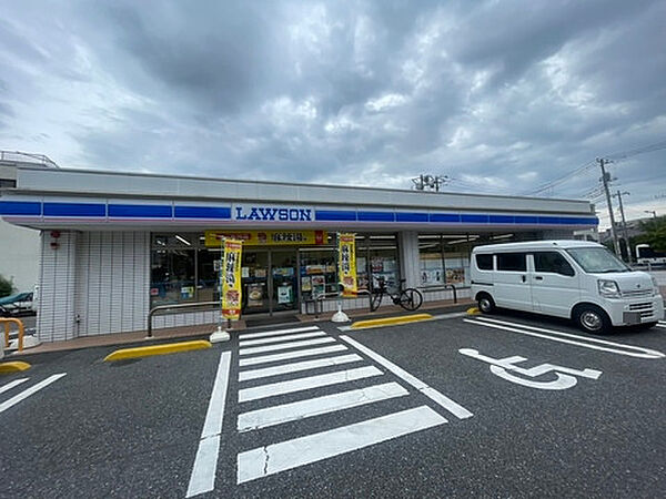 【ローソン東金町一丁目店】徒歩7分(約550m)。24時間営業。お酒・たばこの取り扱いのあるコンビニです。駐車場があるので、車でのお出かけの際にも立ち寄りやすいです。