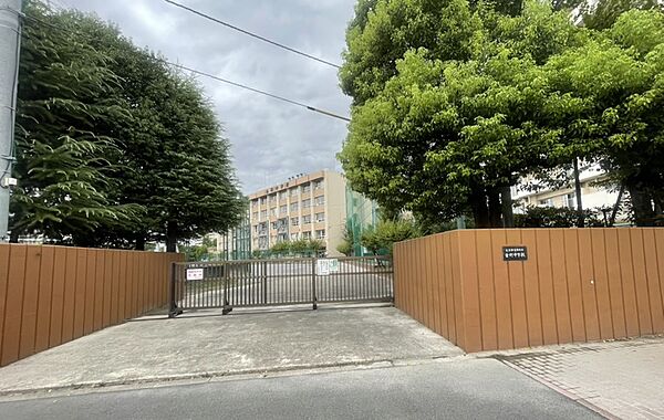 【葛飾区立金町中学校】徒歩9分(約710m)。HPでは、毎日の給食の献立が、写真付きで公開されています。陸上部やハンドボール部、オーケストラ部などの部活動があります。
