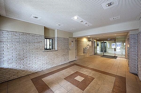 【エントランス】オートロックが備わっています。セキュリティにも配慮されたマンションです。段差が少なく、大きな荷物を持っていても移動がスムーズにできそうです。
