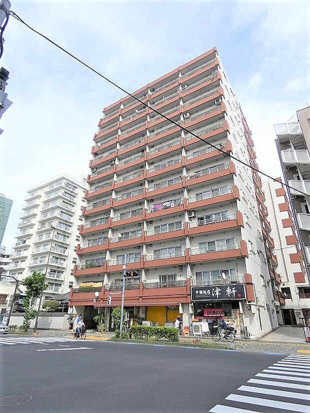 都営浅草線「三田」駅徒歩8分、12階建てマンション（2023年7月撮影）