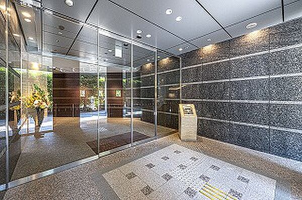 マンションのエントランスはオートロックで管理されています。室内からTVモニター付きインターホンで来客を確認することができ、防犯面にも配慮されています。