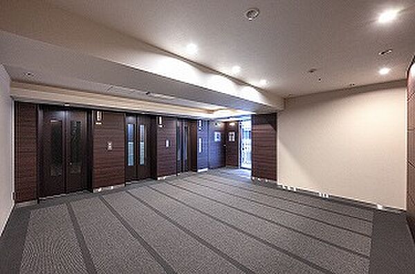 重厚感のある落ち着いた内装の共用廊下。マンション内には、ゲストルーム・シアタールーム・スカイデッキ・パーティールームなど共用施設が充実しています。