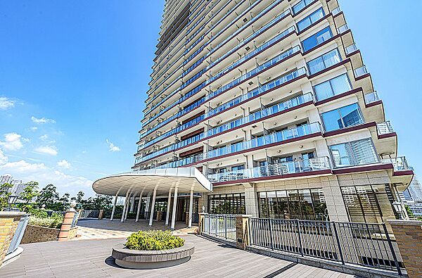 【現地外観写真】大切なペットと一緒にお住まいいただけます(細則あり)。マンションと海の間には、遊歩道があり、散歩をしながら気持ちよい潮風を感じられます。