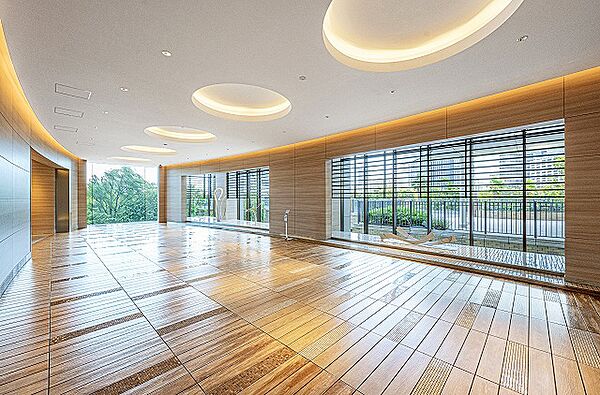 【エントランスロビー】敷地内を彩る豊かな植栽が、四季のうつろいを感じさせてくれます。季節ごとに表情を変える緑に包まれたエントランスです。