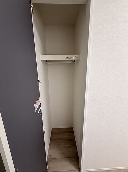 【クローゼット】約5.0帖の洋室に備わっています。ハンガーパイプ・枕棚付きで、衣類や小物を効率よく整理できます。